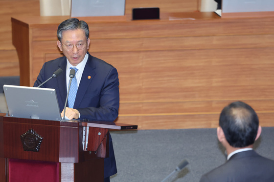 답변하는 정성호 법무장관