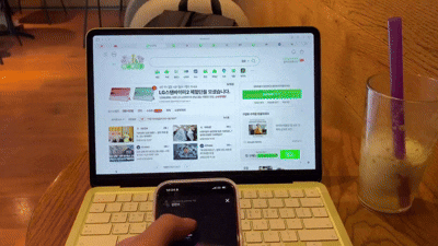 본문 이미지 - 아이폰 17프로에서 맥북 네오로 에어드롭을 사용해 사진을 전송하는 모습. 2026.04.03/뉴스1