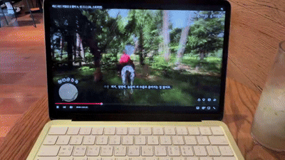 본문 이미지 - 카페 내부에서 맥북 네오로 유튜브 영상을 시청하고 있는 모습.
