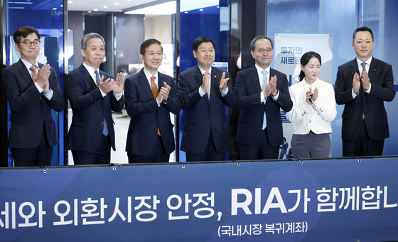 국내시장 복귀계좌 출시 기념하는 구윤철 부총리