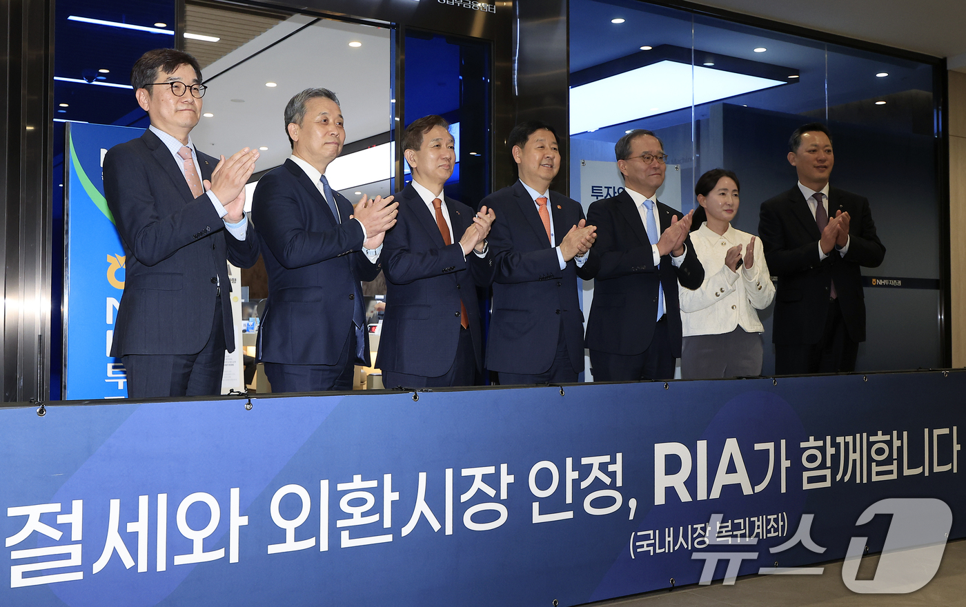 (서울=뉴스1) 박정호 기자 = 구윤철 경제부총리 겸 재정경제부 장관(왼쪽 네 번째)이 3일 오후 서울 영등포구 여의도 NH투자증권 본사 영업부금융센터 국내시장 복귀계좌(RIA) …