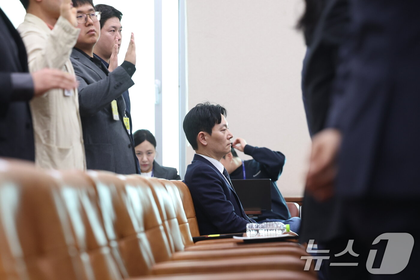 본문 이미지 - 쌍방울 대북송금 사건을 담당했던 박상용 검사가 3일 서울 여의도 국회에서 열린 윤석열정권정치검찰조작기소의혹사건진상규명국정조사특별위원회 전체회의에 증인으로 출석해 증인 선서를 거부하고 있다. 2026.4.3 ⓒ 뉴스1 이승배 기자