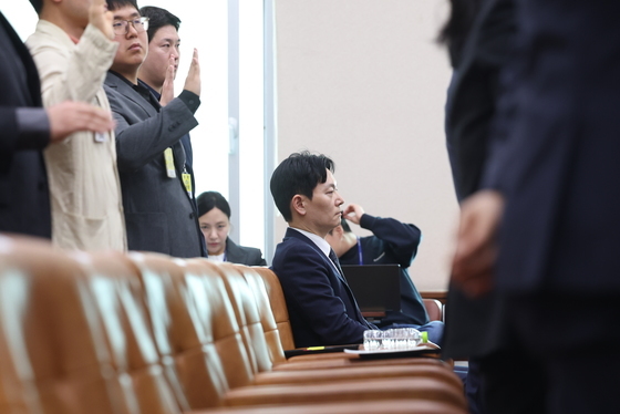 증인선서 거부하는 박상용 검사