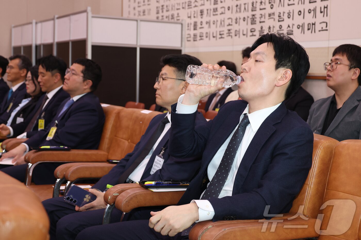 본문 이미지 - '쌍방울 대북 송금' 의혹 사건의 수사 책임자인 박상용 인천지검 부부장검사가 3일 서울 여의도 국회에서 열린 윤석열 정권 정치검찰 조작기소 의혹사건 진상규명 국정조사 특별위원회 전체회의에서 시작 전 물을 마시고 있다. (공동취재) 2026.4.3 ⓒ 뉴스1 이승배 기자