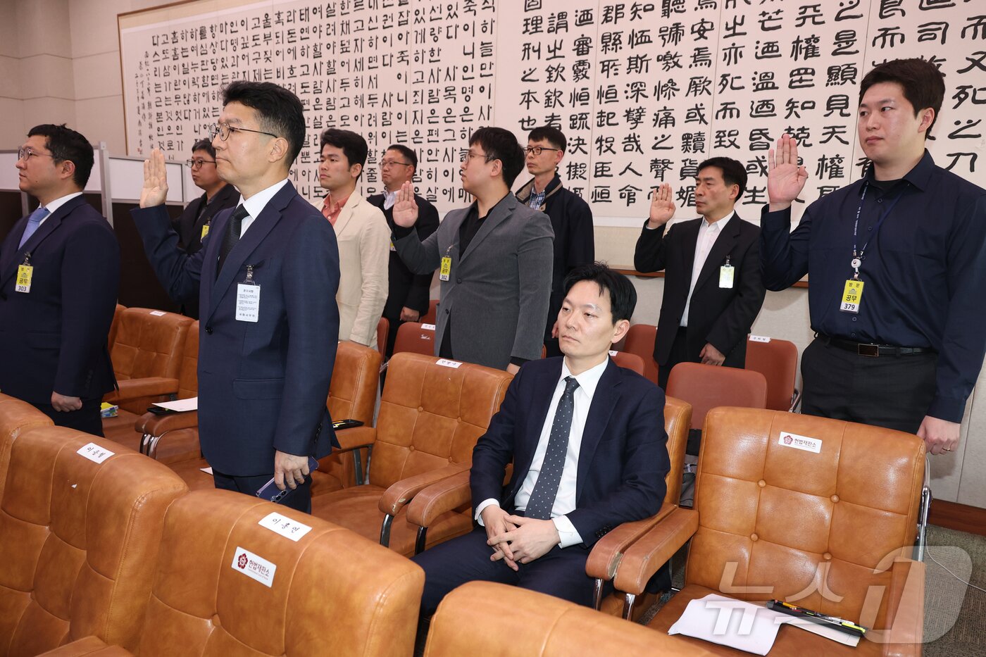 본문 이미지 - 쌍방울 대북송금 사건을 담당했던 박상용 검사가 3일 서울 여의도 국회에서 열린 윤석열정권정치검찰조작기소의혹사건진상규명국정조사특별위원회 전체회의에 증인으로 출석해 증인 선서를 거부하고 있다. (공동취재) 2026.4.3 ⓒ 뉴스1 이승배 기자