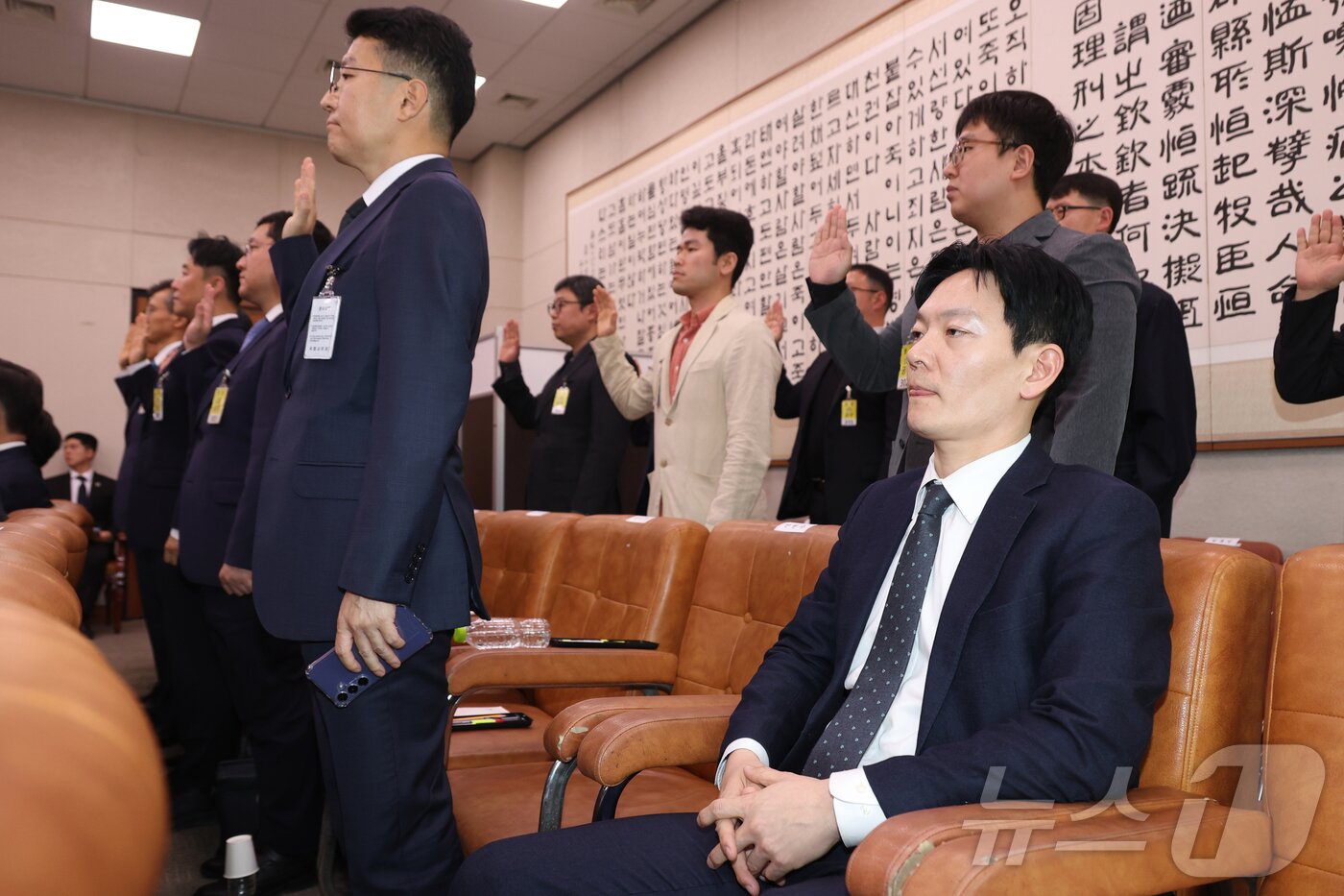 본문 이미지 - 쌍방울 대북송금 사건을 담당했던 박상용 검사가 3일 서울 여의도 국회에서 열린 윤석열정권정치검찰조작기소의혹사건진상규명국정조사특별위원회 전체회의에 증인으로 출석해 증인 선서를 거부하고 있다. (공동취재) 2026.4.3 ⓒ 뉴스1 이승배 기자