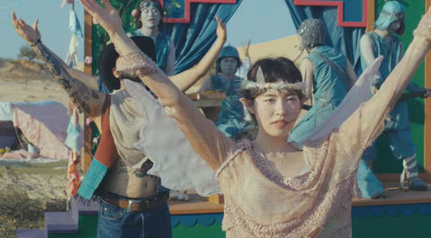 '이찬혁과 열애설' 하지수, 악뮤 신곡 MV 깜짝 포착