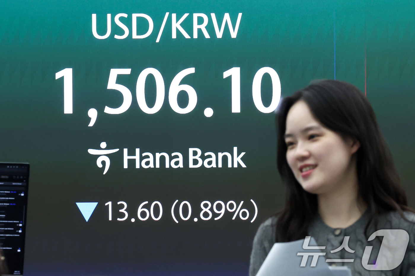 (서울=뉴스1) 임지훈 인턴기자 = 3일 오후 서울 중구 하나은행 딜링룸에 원달러 환율이 표시되고 있다. 2026.4.3/뉴스1
