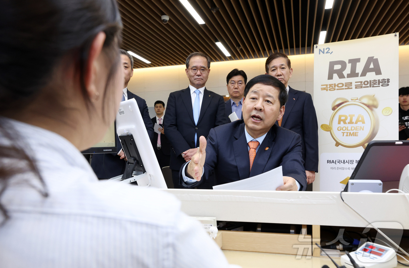 (서울=뉴스1) 박정호 기자 = 구윤철 부총리 겸 재정경제부 장관이 3일 오후 서울 여의도 NH투자증권 본점을 찾아 직원으로부터 RIA(국내시장 복귀계좌) 출시 관련 상품을 설명 …
