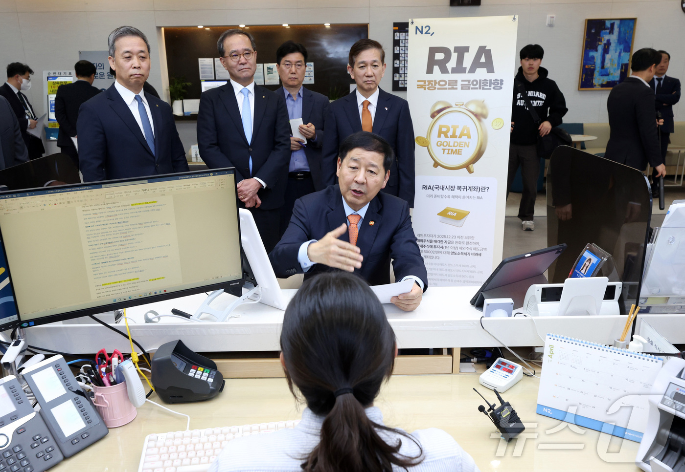(서울=뉴스1) 박정호 기자 = 구윤철 부총리 겸 재정경제부 장관이 3일 오후 서울 여의도 NH투자증권 본점을 찾아 직원으로부터 RIA(국내시장 복귀계좌) 출시 관련 상품을 설명 …