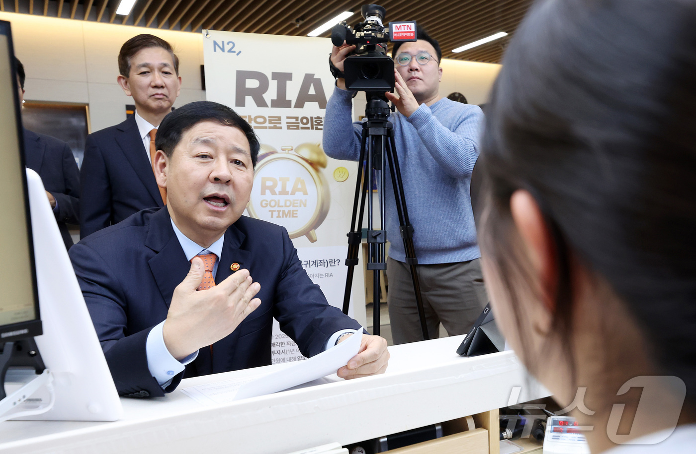 (서울=뉴스1) 박정호 기자 = 구윤철 부총리 겸 재정경제부 장관이 3일 오후 서울 여의도 NH투자증권 본점을 찾아 직원으로부터 RIA(국내시장 복귀계좌) 출시 관련 상품을 설명 …