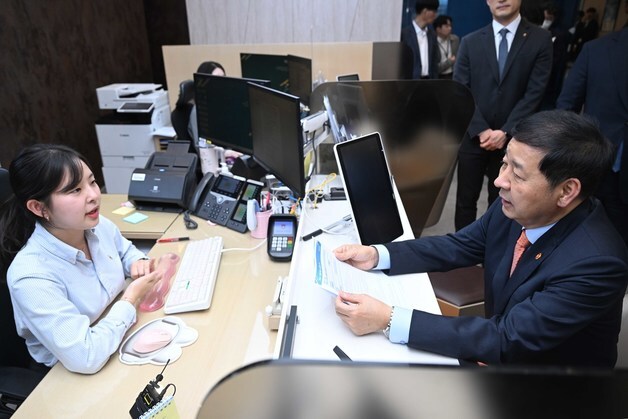 RIA 설명듣는 구윤철 부총리