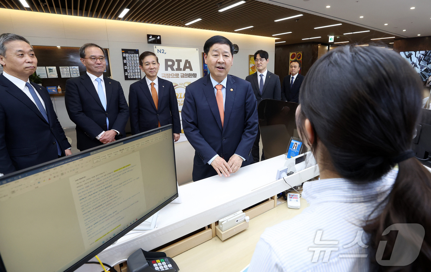 (서울=뉴스1) 박정호 기자 = 구윤철 부총리 겸 재정경제부 장관이 3일 오후 서울 여의도 NH투자증권 본점을 찾아 직원으로부터 RIA(국내시장 복귀계좌) 출시 관련 상품을 설명 …