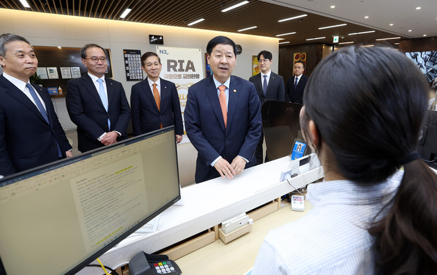 RIA계좌 출시 기념 현장방문한 구윤철 부총리