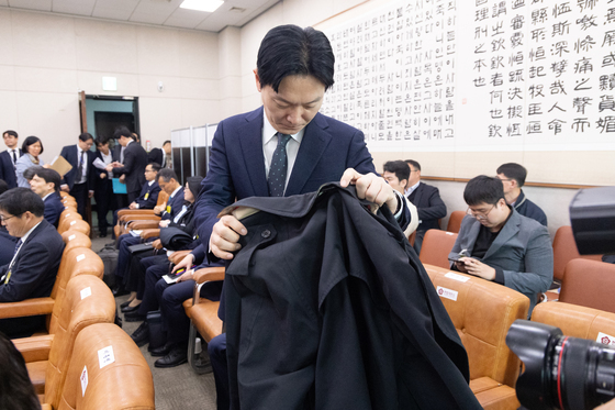 옷 벗는 박상용 검사