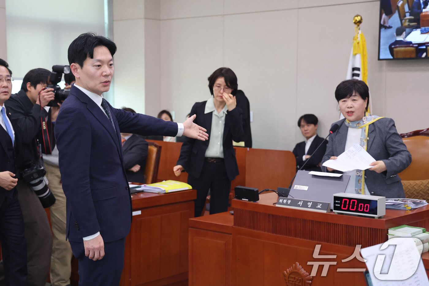 본문 이미지 - 쌍방울 대북송금 사건을 담당했던 박상용 검사가 3일 서울 여의도 국회에서 열린 윤석열정권정치검찰조작기소의혹사건진상규명국정조사특별위원회 전체회의에서 증인 선서 거부에 대한 사유서를 제출한 후 서영교 위원장과 언쟁을 벌이고 있다. 2026.4.3 ⓒ 뉴스1 신웅수 기자