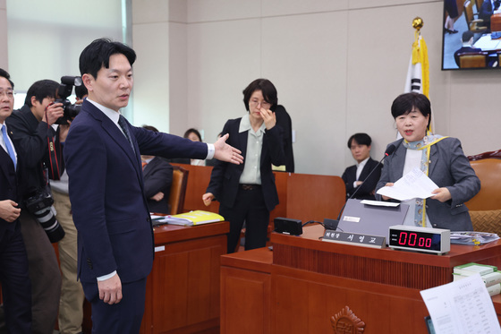 언쟁 벌이는 박상용 검사