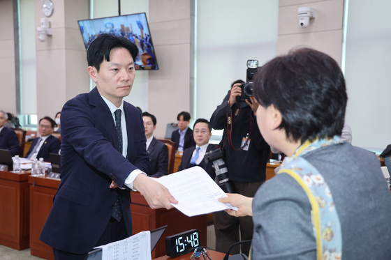 증인 선서 거부 사유서 제출하는 박상용