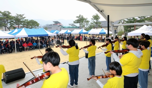괴산 '청안벚꽃길 팝콘축제' 개막…체험·문화행사 풍성