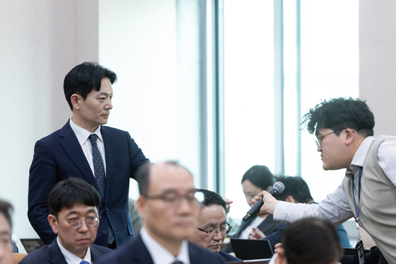 마이크 반납하는 박상용 검사