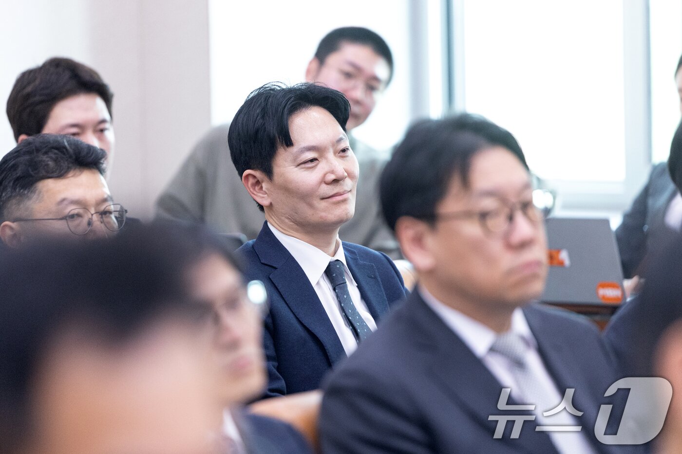 본문 이미지 - 쌍방울 대북송금 사건을 담당했던 박상용 검사가 3일 서울 여의도 국회에서 열린 윤석열정권 정치검찰 조작기소의혹 사건 진상규명 국정조사특별위원회 전체회의에 증인으로 출석해 미소 짓고 있다. 2026.4.3 ⓒ 뉴스1 이승배 기자