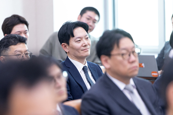 정치검찰 조작기소 국조특위 출석해 미소 짓는 박상용 검사