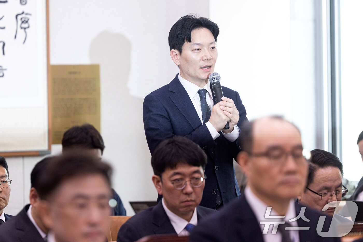 본문 이미지 - 쌍방울 대북송금 사건을 담당했던 박상용 검사가 3일 서울 여의도 국회에서 열린 윤석열정권 정치검찰 조작기소의혹 사건 진상규명 국정조사특별위원회 전체회의에 증인으로 출석해 증인 선서 거부에 대한 이유에 대해 발언하고 있다. 2026.4.3 ⓒ 뉴스1 이승배 기자