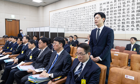 '증인 선서 거부합니다'