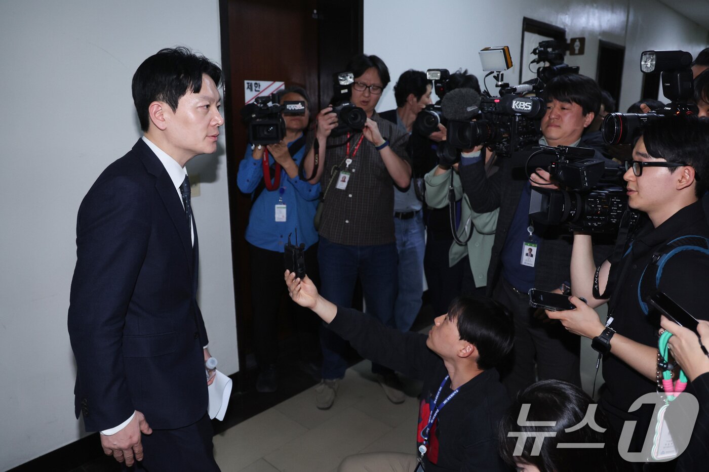 본문 이미지 - 쌍방울 대북송금 사건을 담당했던 박상용 검사가 3일 서울 여의도 국회에서 열린 윤석열정권정치검찰조작기소의혹사건진상규명국정조사특별위원회 전체회의에서 증인 선서 거부로 퇴장당한 후 취재진에게 입장을 밝히고 있다. 2026.4.3 ⓒ 뉴스1 신웅수 기자