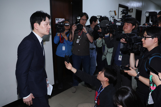 취재진 앞에 선 박상용