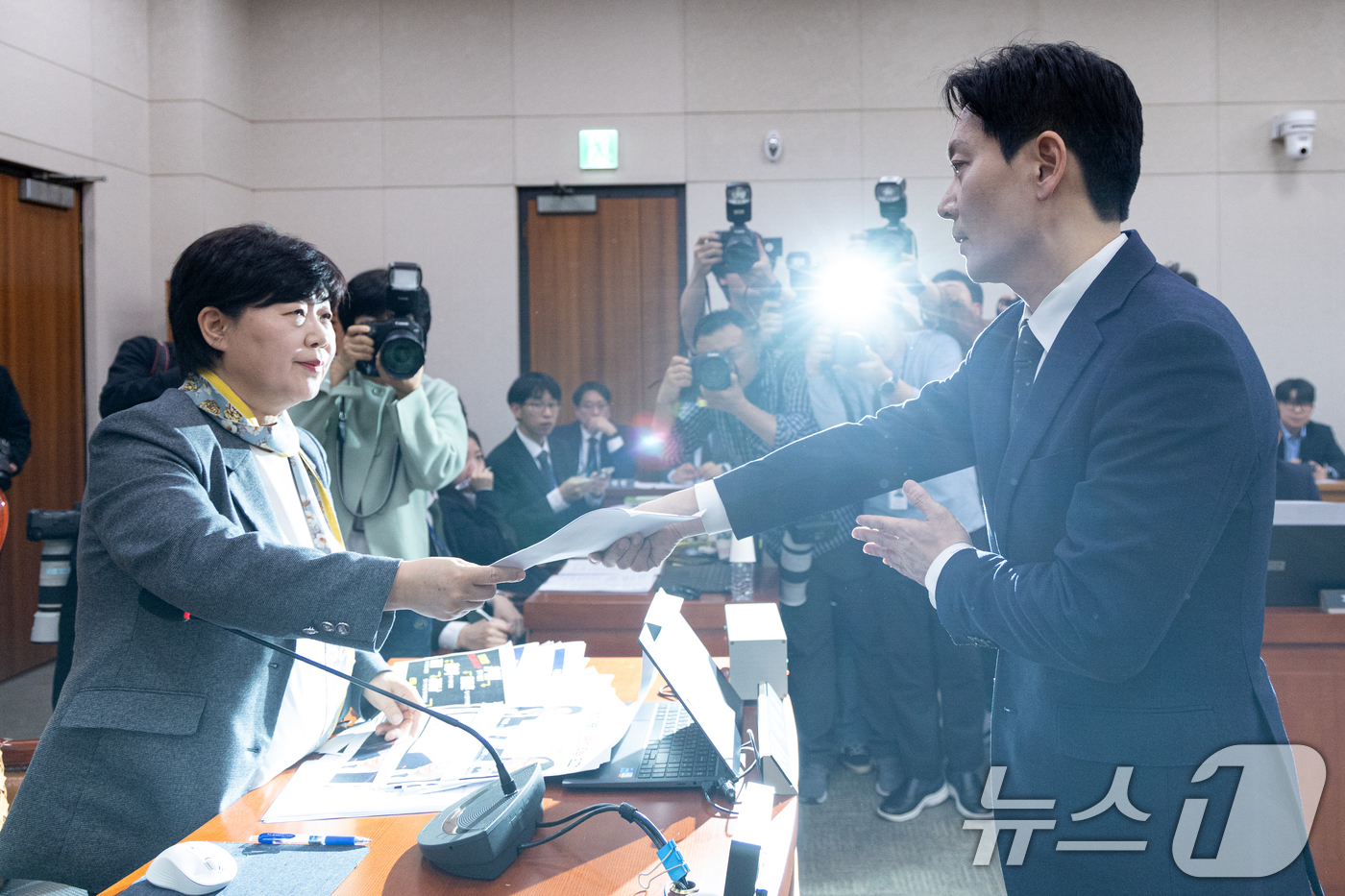 (서울=뉴스1) 이승배 기자 = 쌍방울 대북송금 사건을 담당했던 박상용 검사가 3일 서울 여의도 국회에서 열린 윤석열정권 정치검찰 조작기소의혹 사건 진상규명 국정조사특별위원회 전체 …