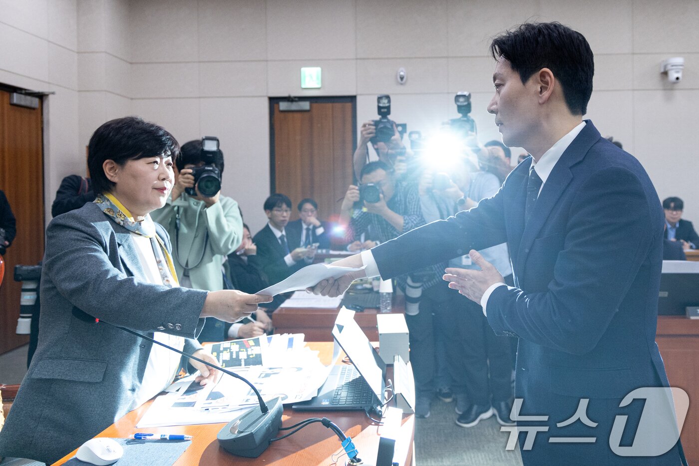 본문 이미지 - 쌍방울 대북송금 사건을 담당했던 박상용 검사가 3일 서울 여의도 국회에서 열린 윤석열정권 정치검찰 조작기소의혹 사건 진상규명 국정조사특별위원회 전체회의에 증인으로 출석해 증인 선서 거부에 관한 소명서를 서영교 위원장에게 제출하고 있다. 2026.4.3 ⓒ 뉴스1 이승배 기자