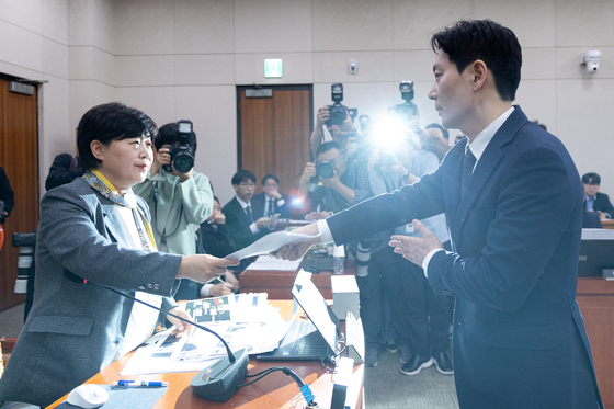 서영교 위원장에게 증인 선서 거부 소명서 제출하는 박상용 검사