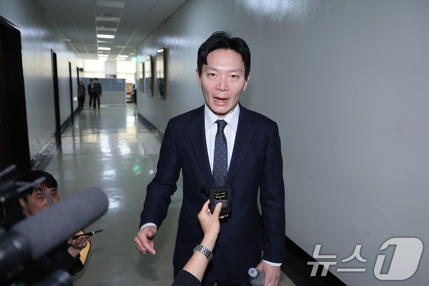 (서울=뉴스1) 신웅수 기자 = 쌍방울 대북송금 사건을 담당했던 박상용 검사가 3일 서울 여의도 국회에서 열린 윤석열정권정치검찰조작기소의혹사건진상규명국정조사특별위원회 전체회의에서 …