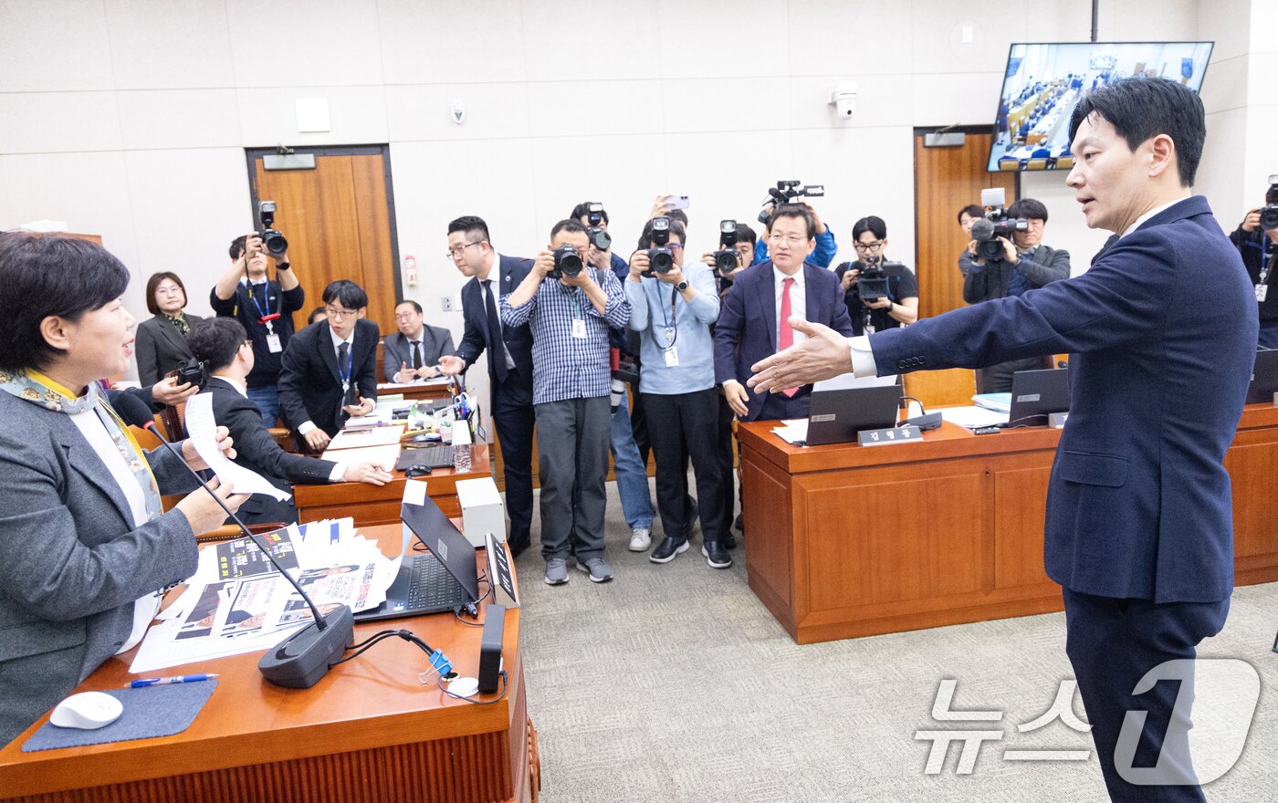 본문 이미지 - 쌍방울 대북송금 사건을 담당했던 박상용 검사가 3일 서울 여의도 국회에서 열린 윤석열정권 정치검찰 조작기소의혹 사건 진상규명 국정조사특별위원회 전체회의에 증인으로 출석해 증인 선서 거부에 관한 소명서를 서영교 위원장에게 제출한 뒤 항의발언을 하고 있다. 2026.4.3 ⓒ 뉴스1 이승배 기자