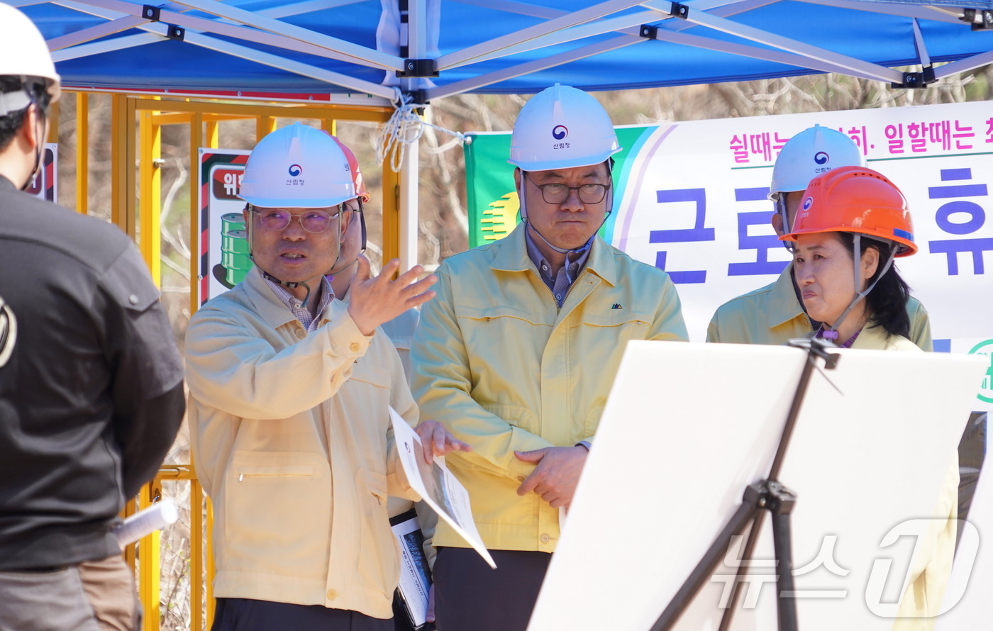 (대전=뉴스1) 김기태 기자 = 박은식 산림청장이 3일 경북 안동 길안면에서 산불피해지 ‘임도 신설 현장의 안점점검'을 실시하고 있다.(산림청 제공. 재판매 및 DB금지) 2026 …