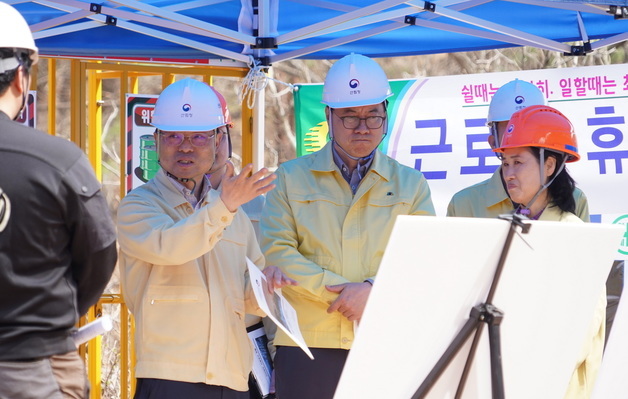 박은식 산림청장, 산불피해지 임도 신설 현장 안전점검