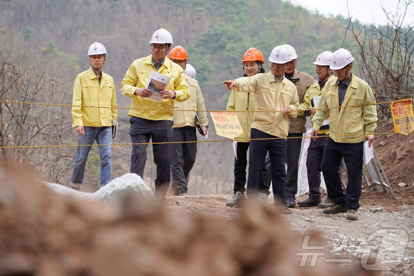 (대전=뉴스1) 김기태 기자 = 박은식 산림청장이 3일 경북 안동 길안면에서 산불피해지 ‘임도 신설 현장의 안점점검'을 실시하고 있다.(산림청 제공. 재판매 및 DB금지) 2026 …