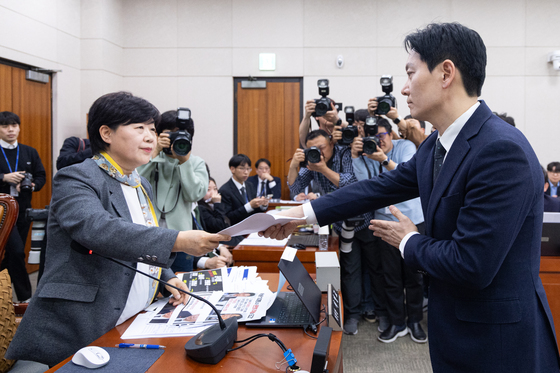 들불처럼 번진 '이화영 회유' 의혹…특검 이첩에 尹 관여 수사하나