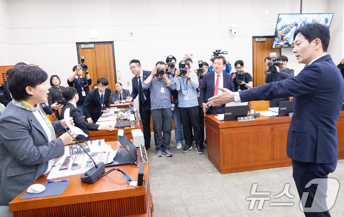 본문 이미지 - 쌍방울 대북송금 사건을 담당했던 박상용 검사가 3일 서울 여의도 국회에서 열린 윤석열정권 정치검찰 조작기소의혹 사건 진상규명 국정조사특별위원회 전체회의에 증인으로 출석해 증인 선서 거부 소명서를 서영교 위원장에게 제출한 뒤 퇴정 명령을 받자 항의 발언하고 있다. 2026.4.3 ⓒ 뉴스1 이승배 기자