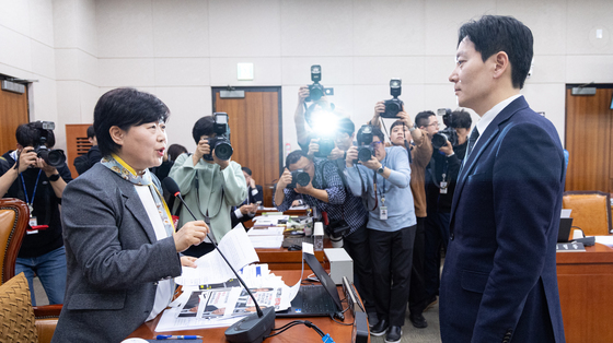 서영교 위원장 "퇴정해서 밖에서 대기하세요"