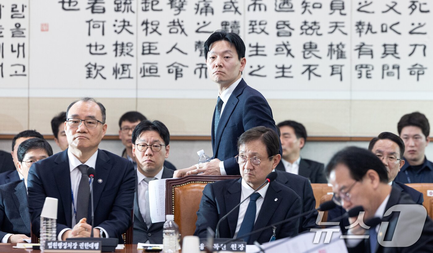 본문 이미지 - 쌍방울 대북송금 사건을 담당했던 박상용 검사가 3일 서울 여의도 국회에서 열린 윤석열정권 정치검찰 조작기소의혹 사건 진상규명 국정조사특별위원회 전체회의에 증인으로 출석해 증인 선서 거부 소명서를 제출한 뒤 퇴정 명령에 따라 회의장을 나서고 있다. 2026.4.3 ⓒ 뉴스1 이승배 기자