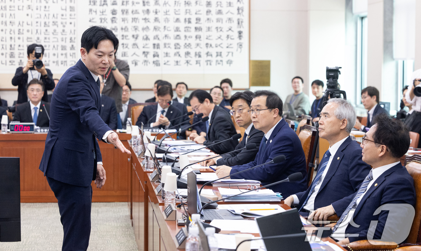 (서울=뉴스1) 이승배 기자 = 쌍방울 대북송금 사건을 담당했던 박상용 검사가 3일 서울 여의도 국회에서 열린 윤석열정권 정치검찰 조작기소의혹 사건 진상규명 국정조사특별위원회 전체 …