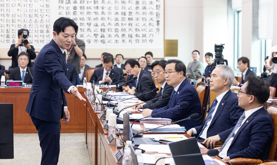 여당 의원들에게 발언하는 박상용 검사