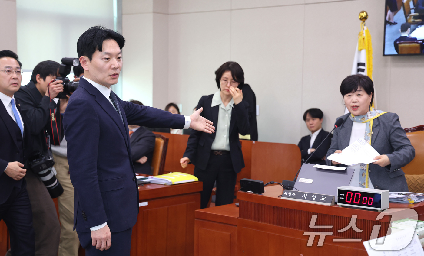 (서울=뉴스1) 신웅수 기자 = 쌍방울 대북송금 사건을 담당했던 박상용 검사가 3일 서울 여의도 국회에서 열린 윤석열정권정치검찰조작기소의혹사건진상규명국정조사특별위원회 전체회의에서 …