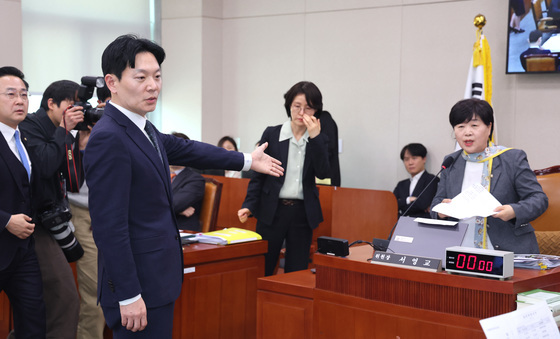 서영교 위원장에게 항의하는 박상용