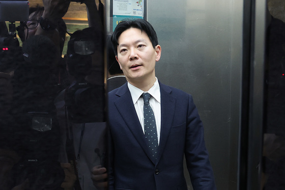 박상용 검사, 증인 선서 거부로 퇴장