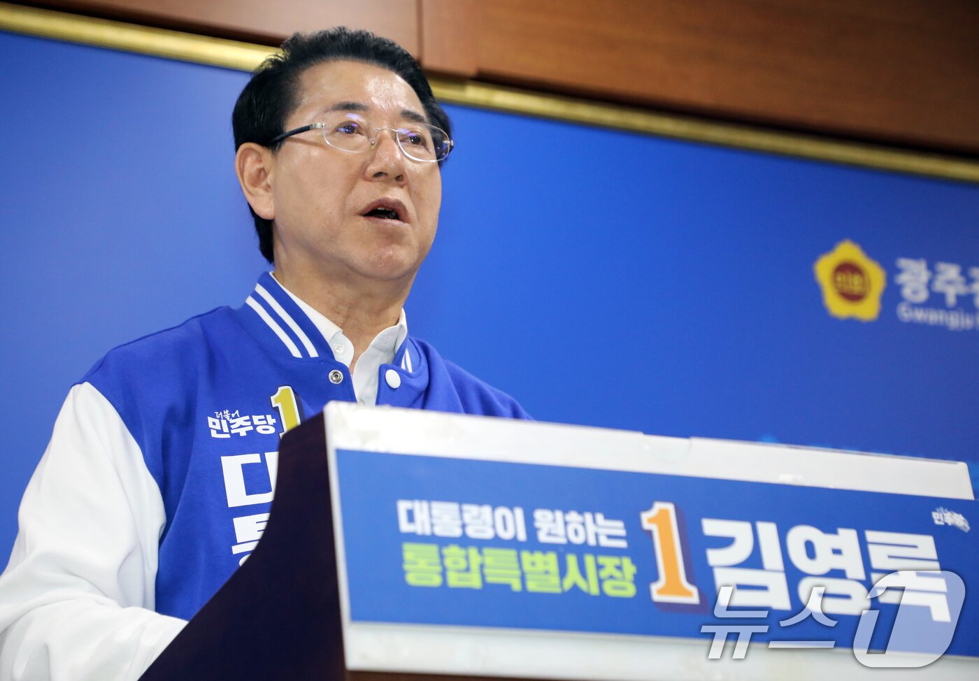 본문 이미지 - 김영록 전남광주통합특별시장 후보가 3일 광주시의회 브리핑룸에서 '광주 군 공항 이전 부지 로드맵 발표' 기자회견을 개최하고 있다. 2026.4.3 ⓒ 뉴스1 이수민 기자