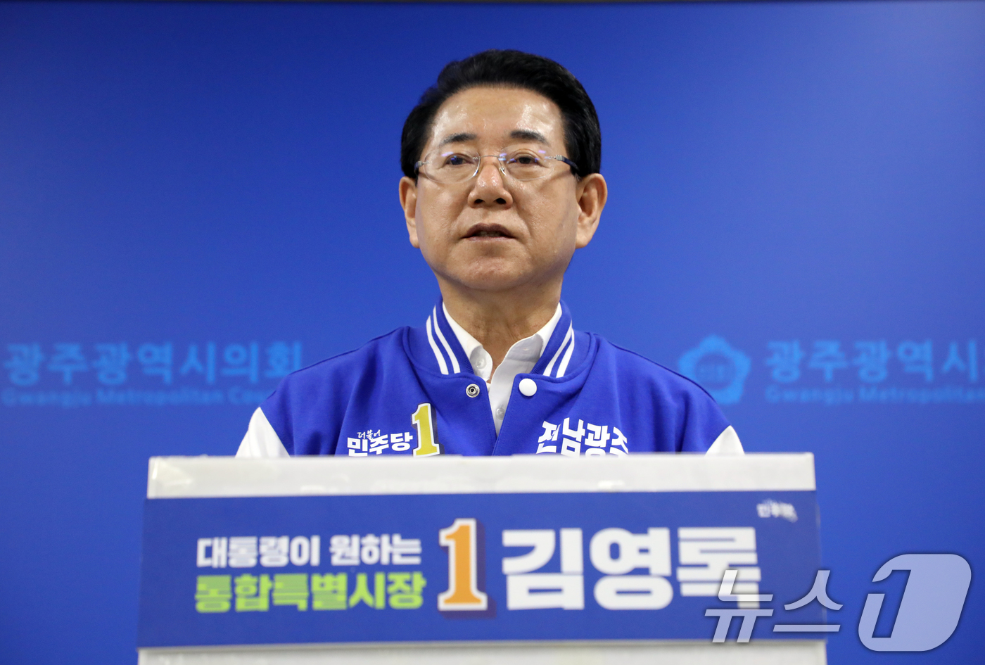 (광주=뉴스1) 이수민 기자 = 김영록 전남광주통합특별시장 후보가 3일 광주시의회 브리핑룸에서 '광주 군 공항 이전 부지 로드맵 발표' 기자회견을 개최하고 있다. 2026.4.3/ …