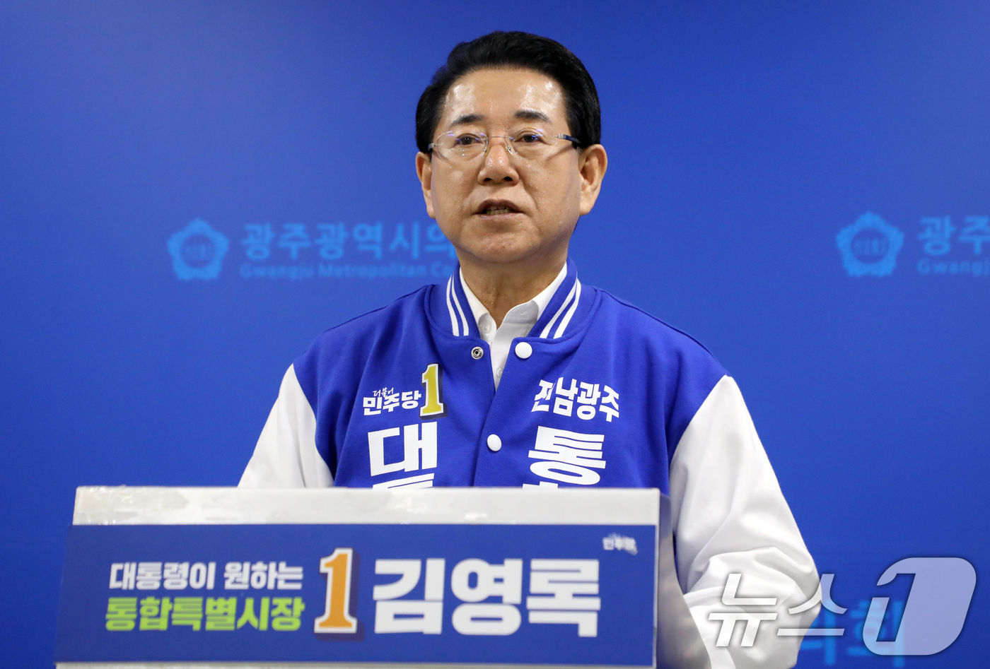 (광주=뉴스1) 이수민 기자 = 김영록 전남광주통합특별시장 후보가 3일 광주시의회 브리핑룸에서 '광주 군 공항 이전 부지 로드맵 발표' 기자회견을 개최하고 있다. 2026.4.3/ …